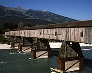 Holzbrücke und Rheinlauf bei Sevelen Holzbrücke und Rheinlauf bei Sevelen